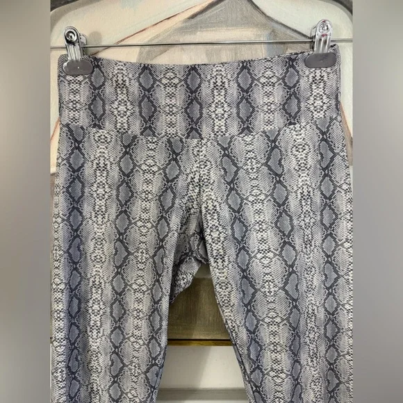ONZIE‎ Gray & White Cropped Snake Print Leggings Size Medium - Picture 3 of 9
